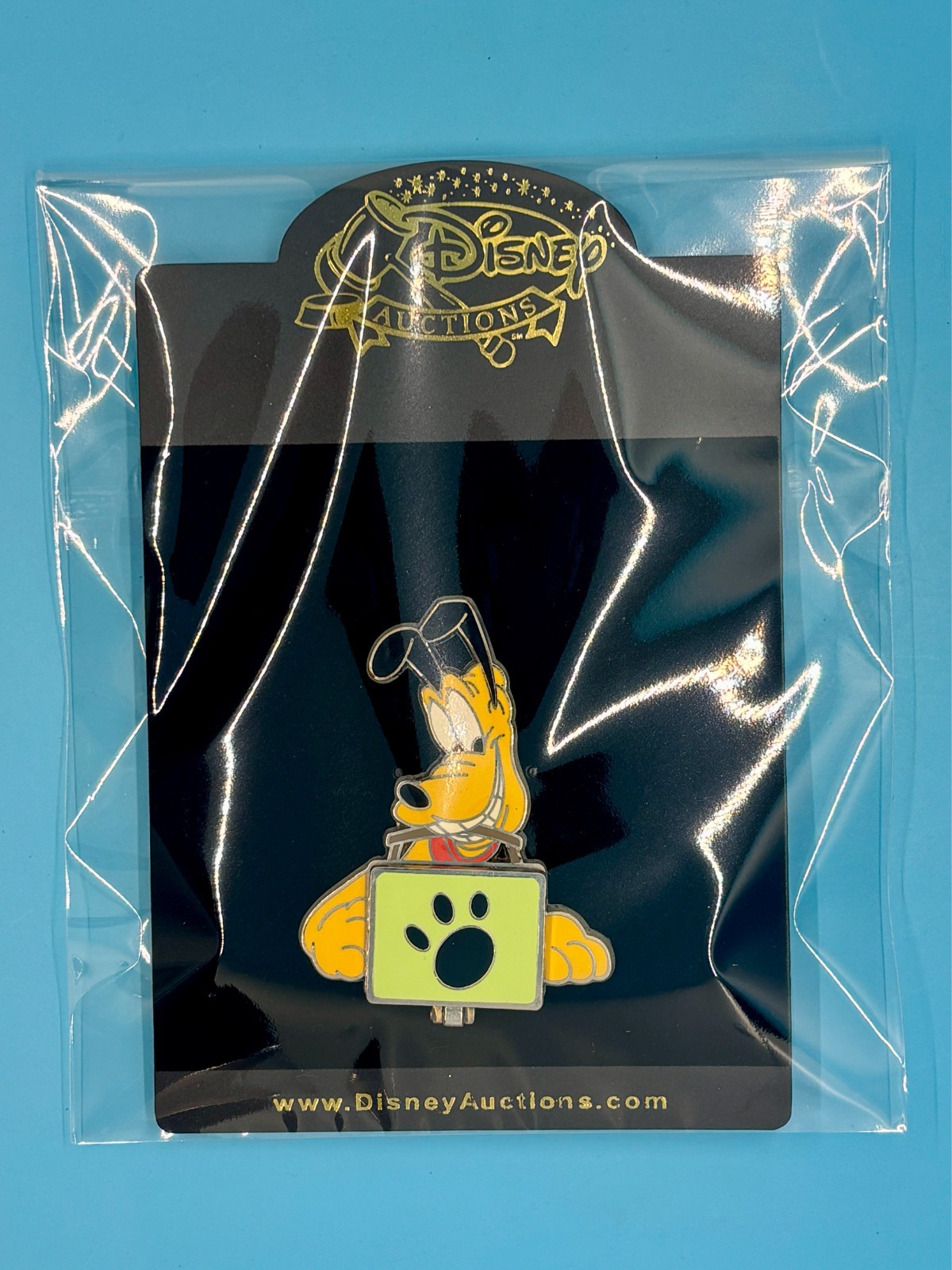 Disney Auctions LE 100 Lunch Box PLUTO Pin – Excellent Condition Disney Auctions LE 100 Lunch Box PLUTO Pin – Excellent Condition