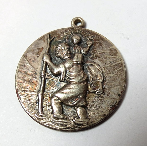 ANTIQUE RELIGIOUS CATHOLIC SILVER PLATED PENDANT 30MM IN DIAMETER