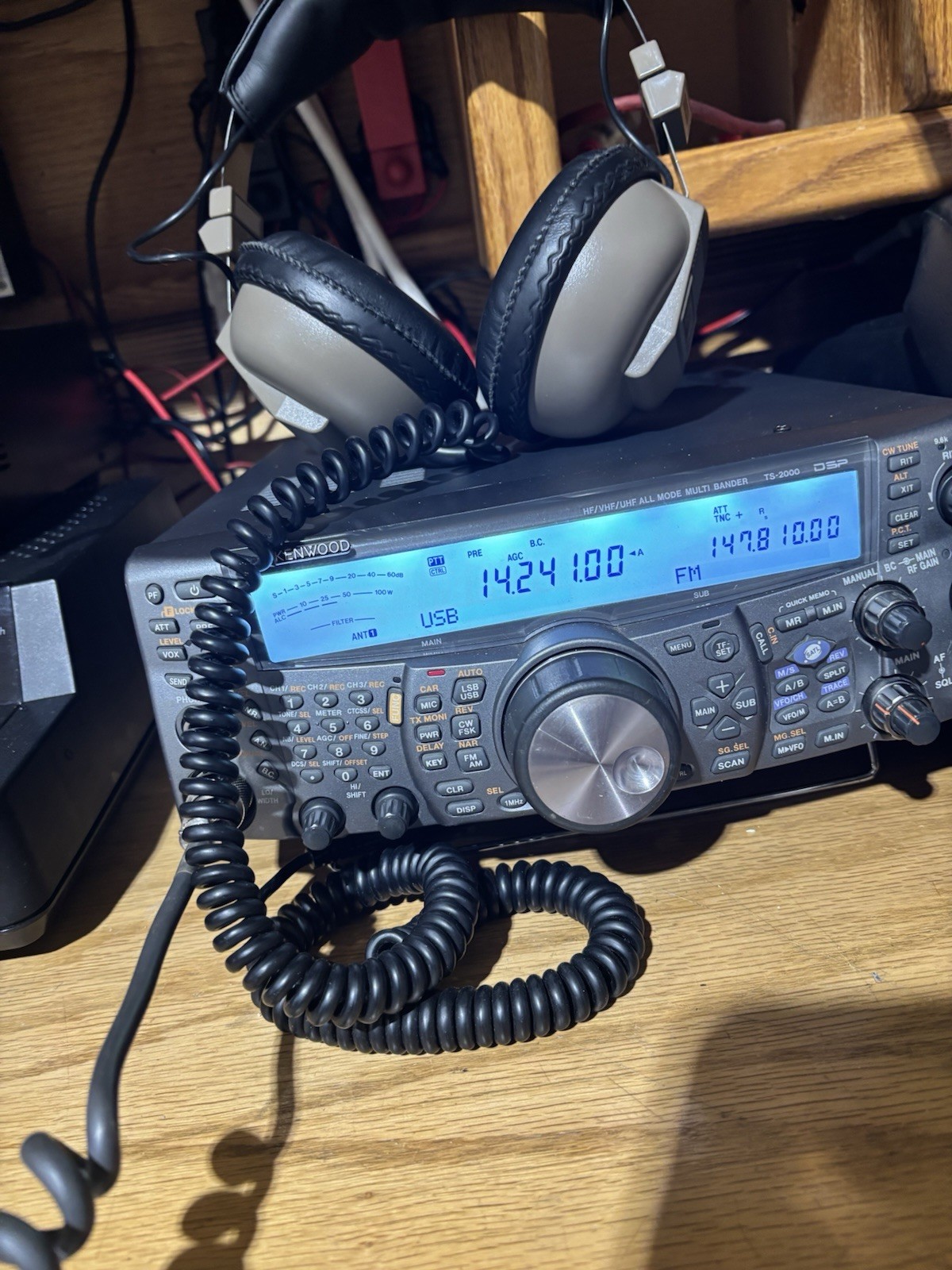 Kenwood TS-2000 Quad Band Ham Transceiver HF/50/144/440/(1200) LCD Kenwood TS-2000 Quad Band Ham Transceiver HF/50/144/440/(1200) LCD