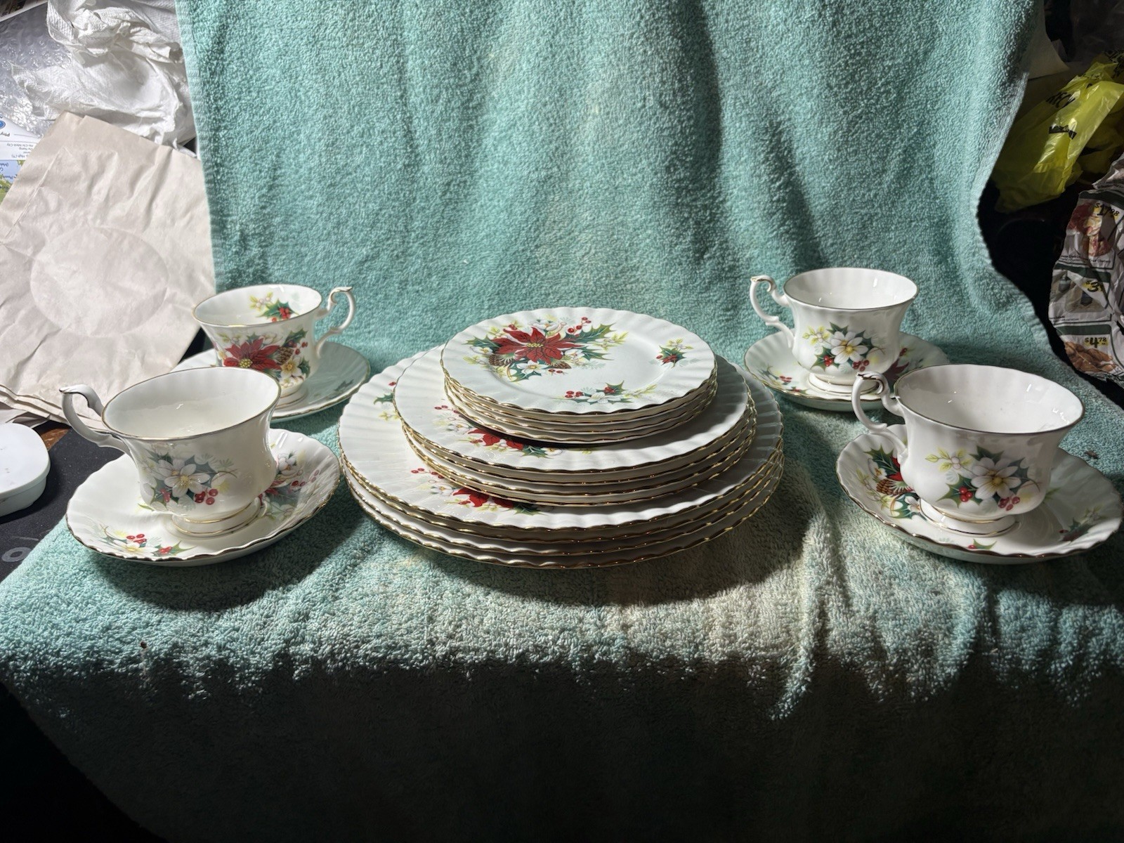 Rare 1976 Royal Albert Bone China Poinsetta Set Of 4 See Description Rare 1976 Royal Albert Bone China Poinsetta Set Of 4 See Description