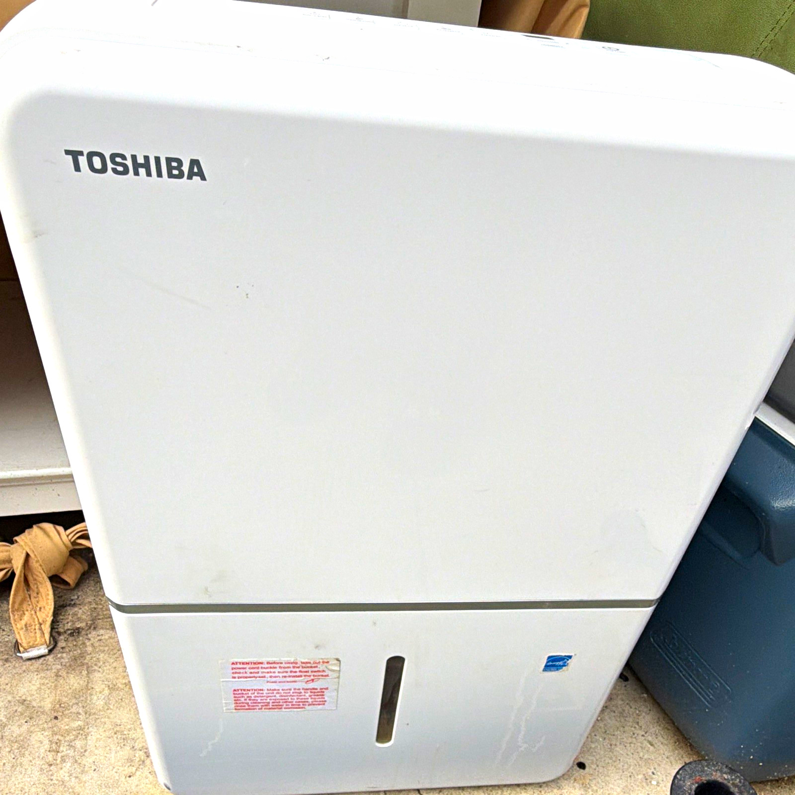 Toshiba 50-Pt Dehumidifier 4500 sq ft Wi-Fi Alexa Digital 0.8 Gal Tank
