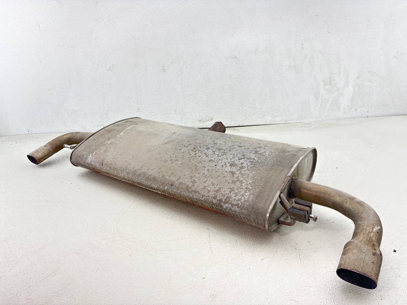 2016 - 2021 VOLVO XC90 2.0L REAR EXHAUST SYSTEM MUFFLER W/ PIPE OEM 2016 - 2021 VOLVO XC90 2.0L REAR EXHAUST SYSTEM MUFFLER W/ PIPE OEM