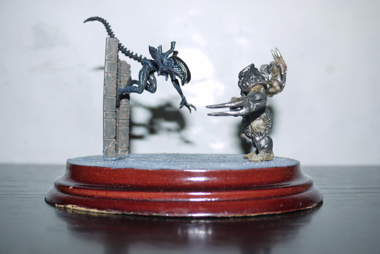 AVP ALIEN VS PREDATOR WALL LEAPING MINIATURE DIORAMA  PVC HORRORCLIX REBASED