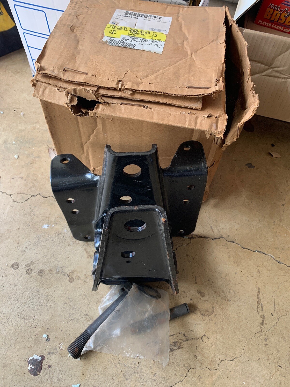 NOS Original GM 8884138 Hanger left Side Front Of Rear Leaf Spring Hanger