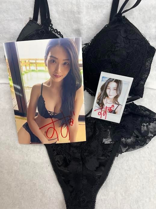 Suzu Honjyo  autographed cheki  photo and   bonus item.