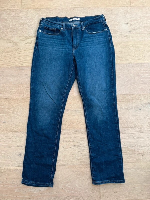 Levi’s Classic Straight Jeans Women’s Size 30 Dark Wash