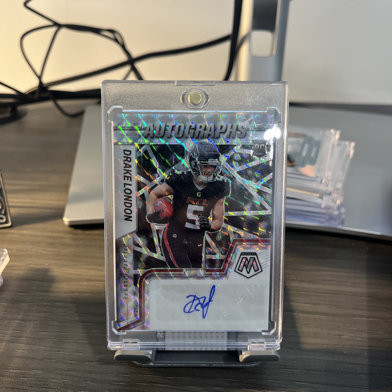 2022 Panini Mosaic - Rookie Autographs Mosaic Drake London #RAM-DL (AU, RC) 2022 Panini Mosaic - Rookie Autographs Mosaic Drake London #RAM-DL (AU, RC)