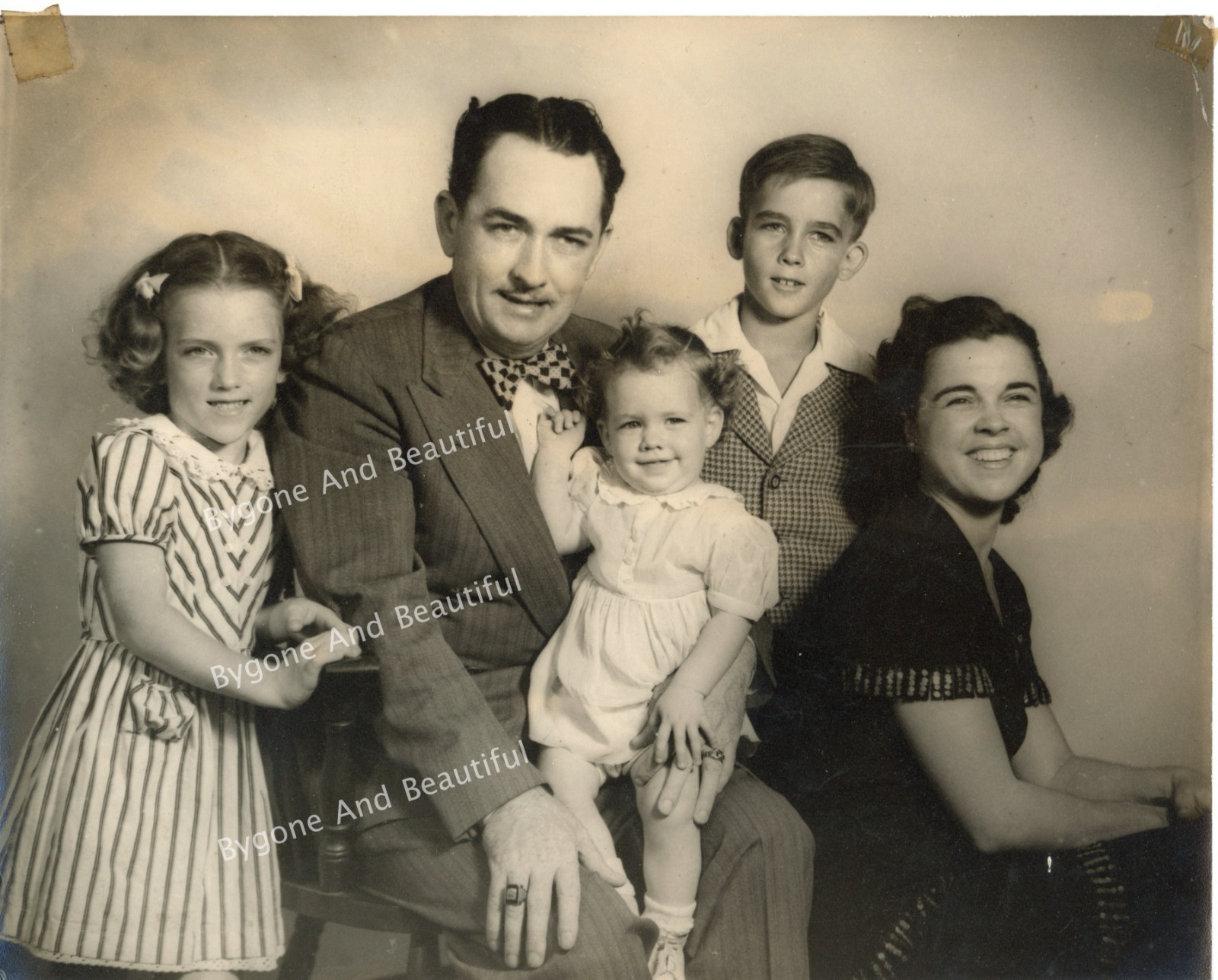 A 1940s Beautiful Family Americana Expert Lighting Contrast Crisp LARGE 10 x 8 A 1940s Beautiful Family Americana Expert Lighting Contrast Crisp LARGE 10 x 8