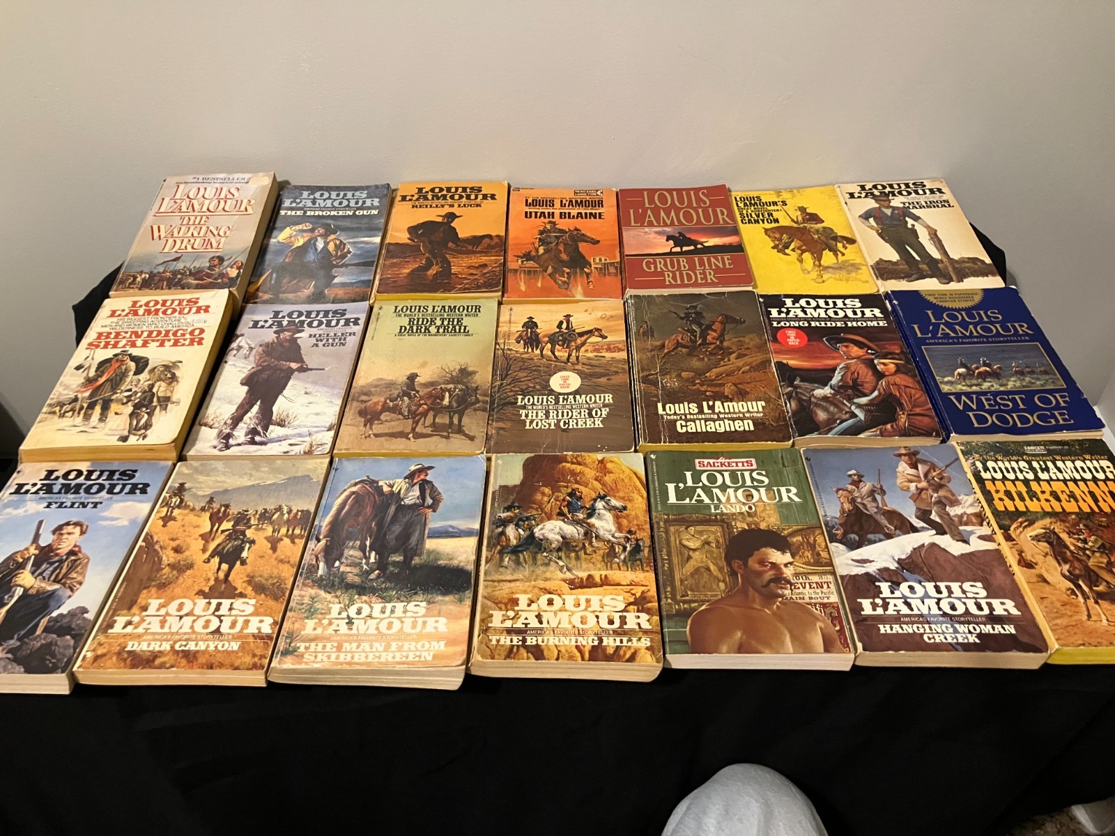 Lot of 31 Louis L\'Amour Paperbacks Westerns Lamour Sacketts Lot of 31 Louis L\'Amour Paperbacks Westerns Lamour Sacketts