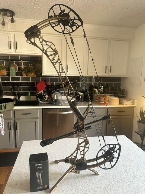 mathews right hand compound bow excellent used condition in Earth color.
