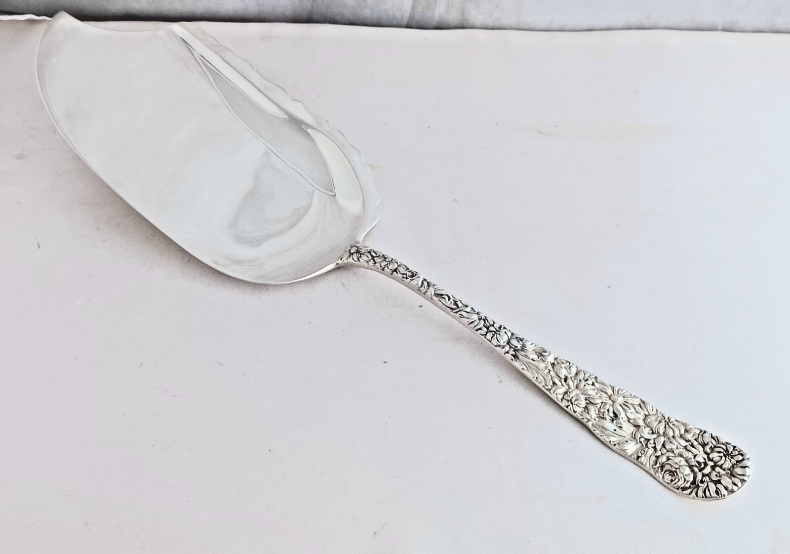 Chrysanthemum by Stieff Large Sterling Ice Cream Slice- 11\