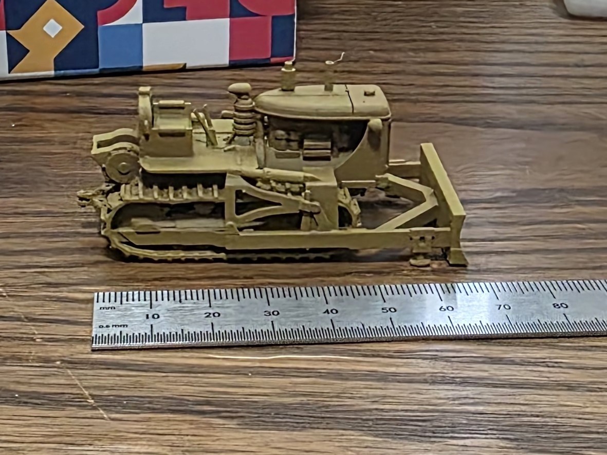 One 1/87 HO scale D7 bulldozer w/ winch, yellow EXCLUSIVE One 1/87 HO scale D7 bulldozer w/ winch, yellow EXCLUSIVE
