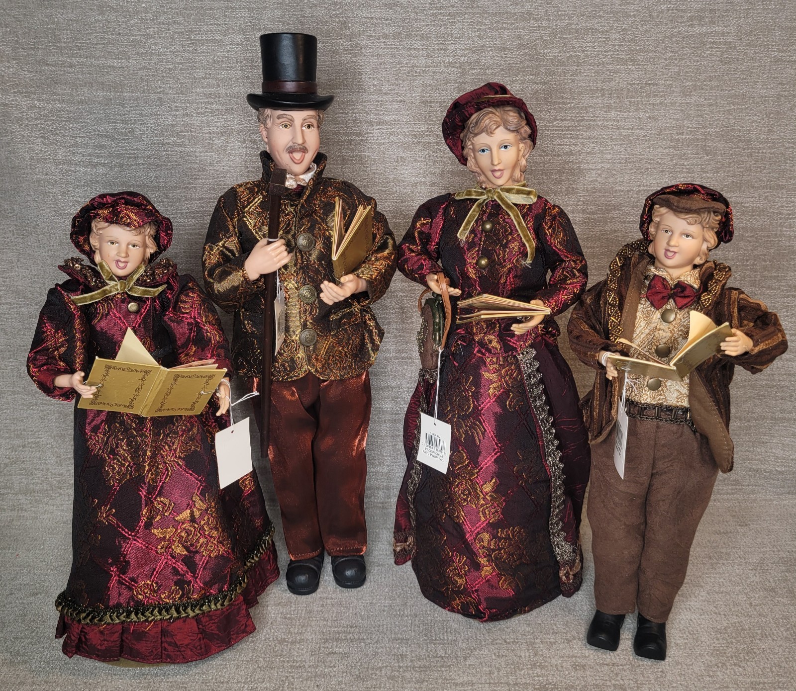 Paul Minor Victorian Christmas Caroler Family Set 4 NWT Mom Dad Boy Girl RARE