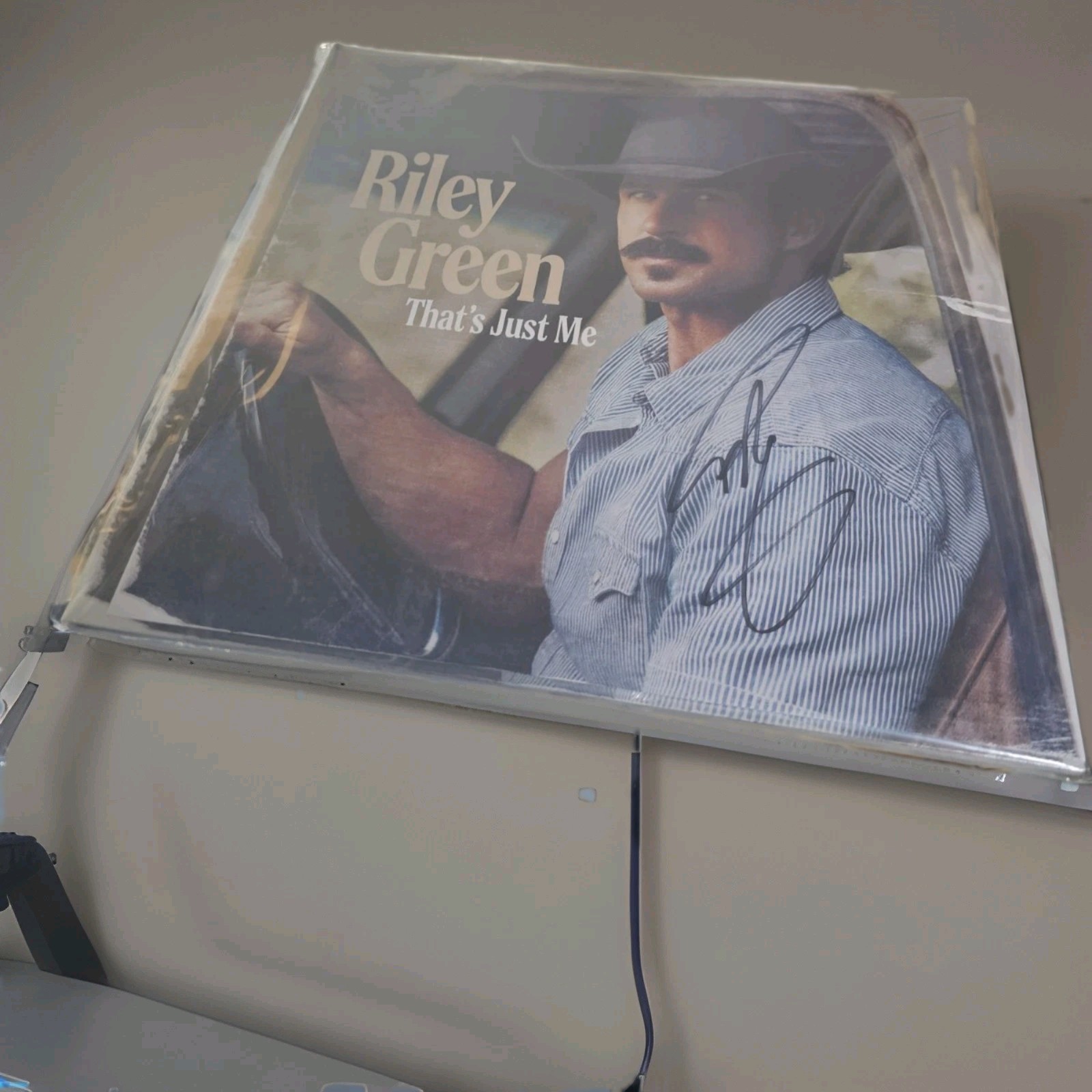 RILEY GREEN That’s Just Me HAND SIGNED INSERT IN GOLD - 2 Black VINYLS New RILEY GREEN That’s Just Me HAND SIGNED INSERT IN GOLD - 2 Black VINYLS New