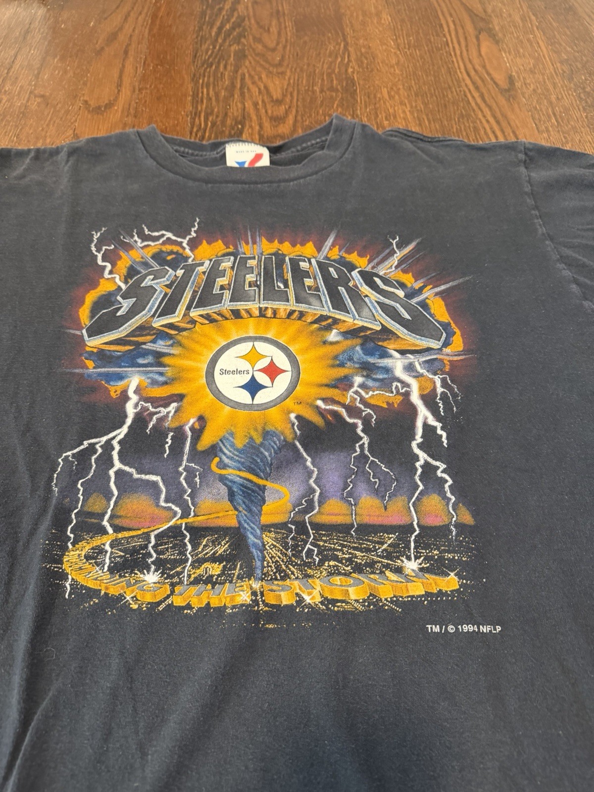 Men’s Pittsburgh Steelers Ride the Storm Lightning vintage shirt size Large
