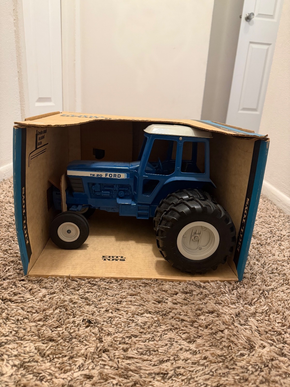 VTG ERTL Ford TW-20 1/12 Scale Dicast Tractor W/ Duals in Factory 9700 box VTG ERTL Ford TW-20 1/12 Scale Dicast Tractor W/ Duals in Factory 9700 box