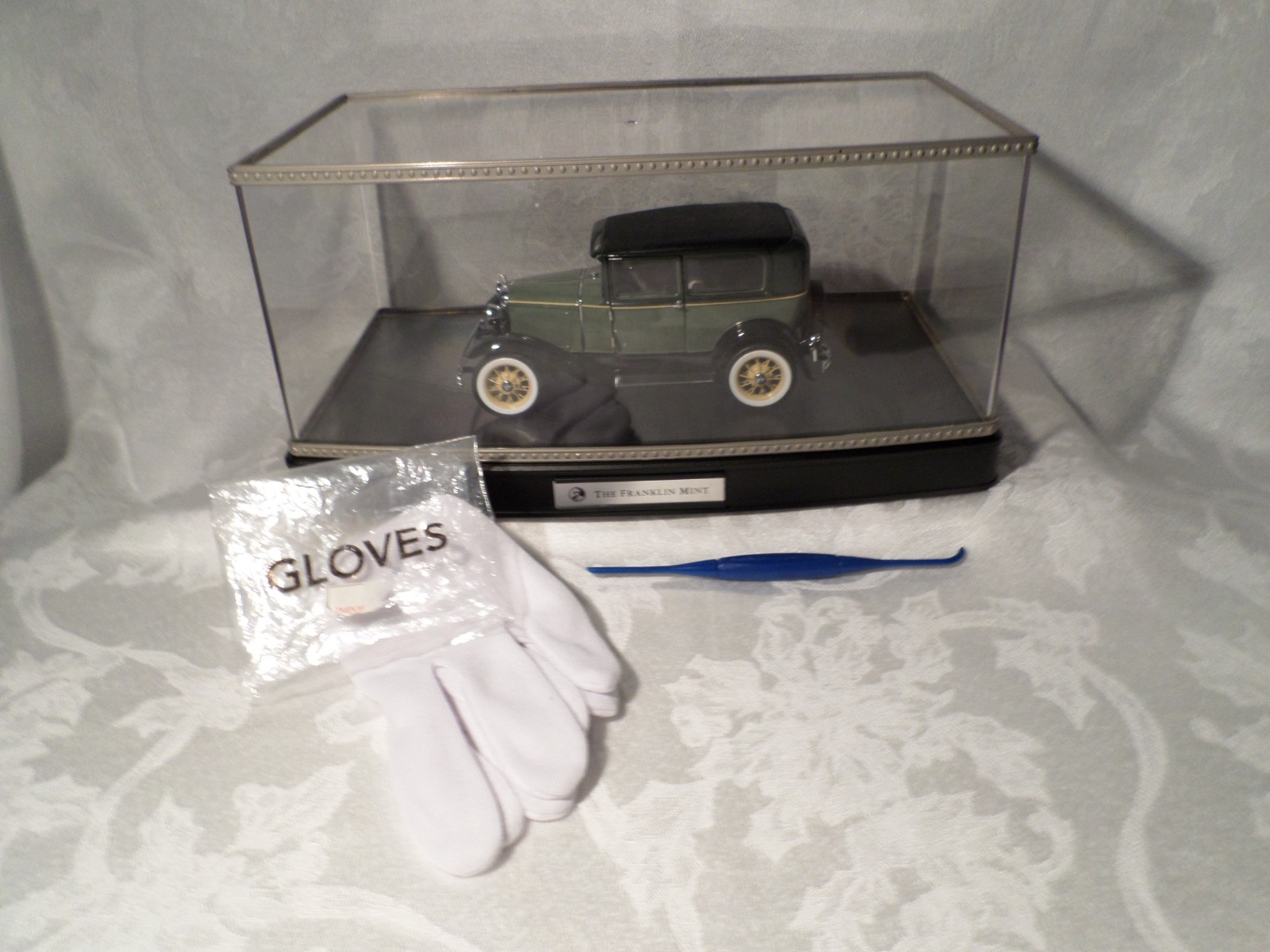 Franklin Mint 1930 FORD MODEL A TUDOR 1:24 SCALE CAR MODEL - Limited Edition
