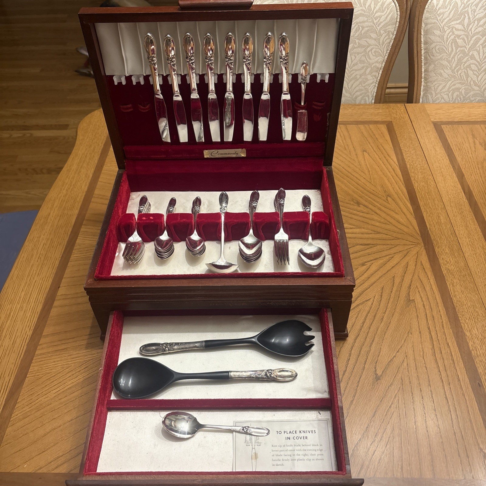 Vintage 1953 Oneida Community Silverplate WHITE ORCHID Flatware Set 53pc Chest 