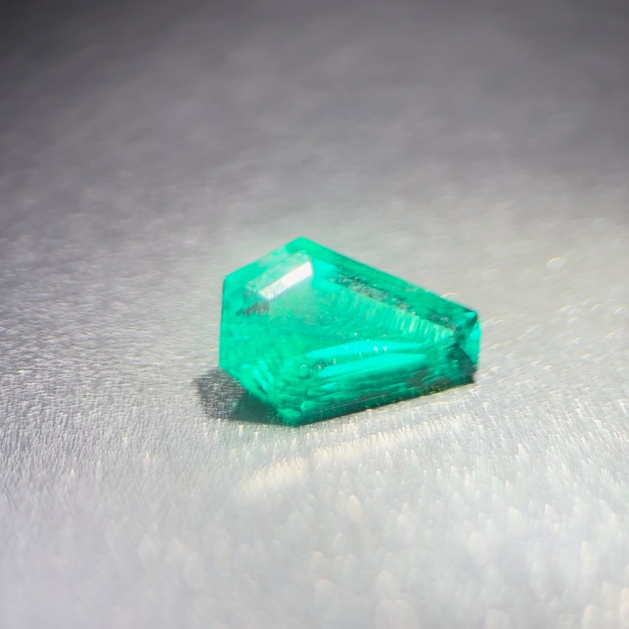 Lab Grown Emerald 2.56ct Vivid Green Hexagon Step Cut IGI Certified Loose