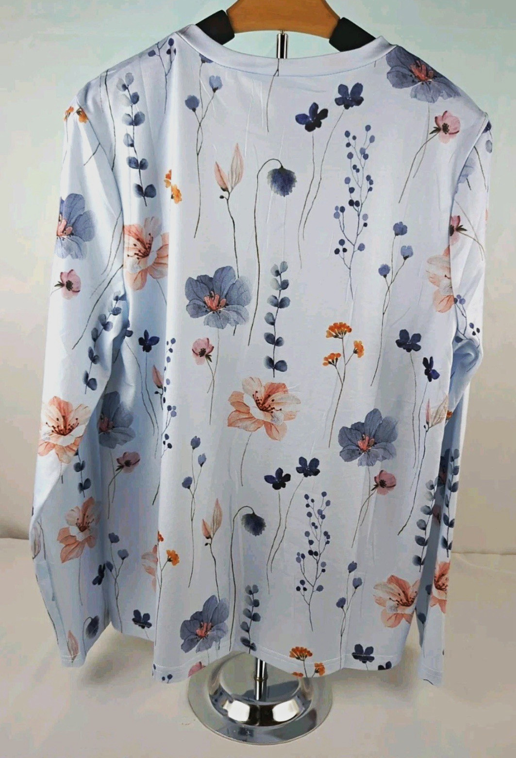 NEW Women\'s Floral Blue Flower Print Round Neck Casual Long Sleeve Top Sz M .