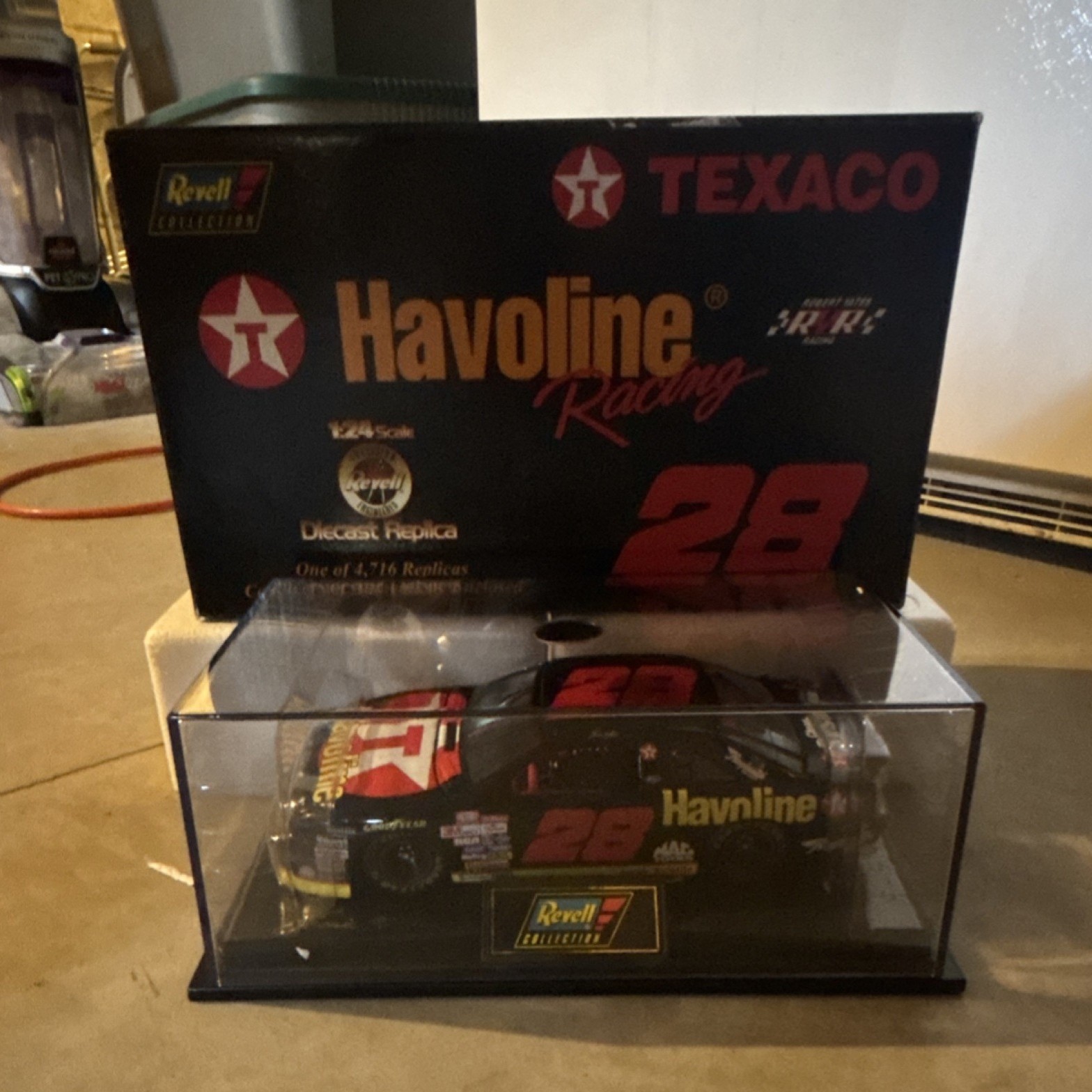 Revell Collectibles 1:24 1999 Ford Thunderbird #28 Ernie Irvan Havoline w/ Case