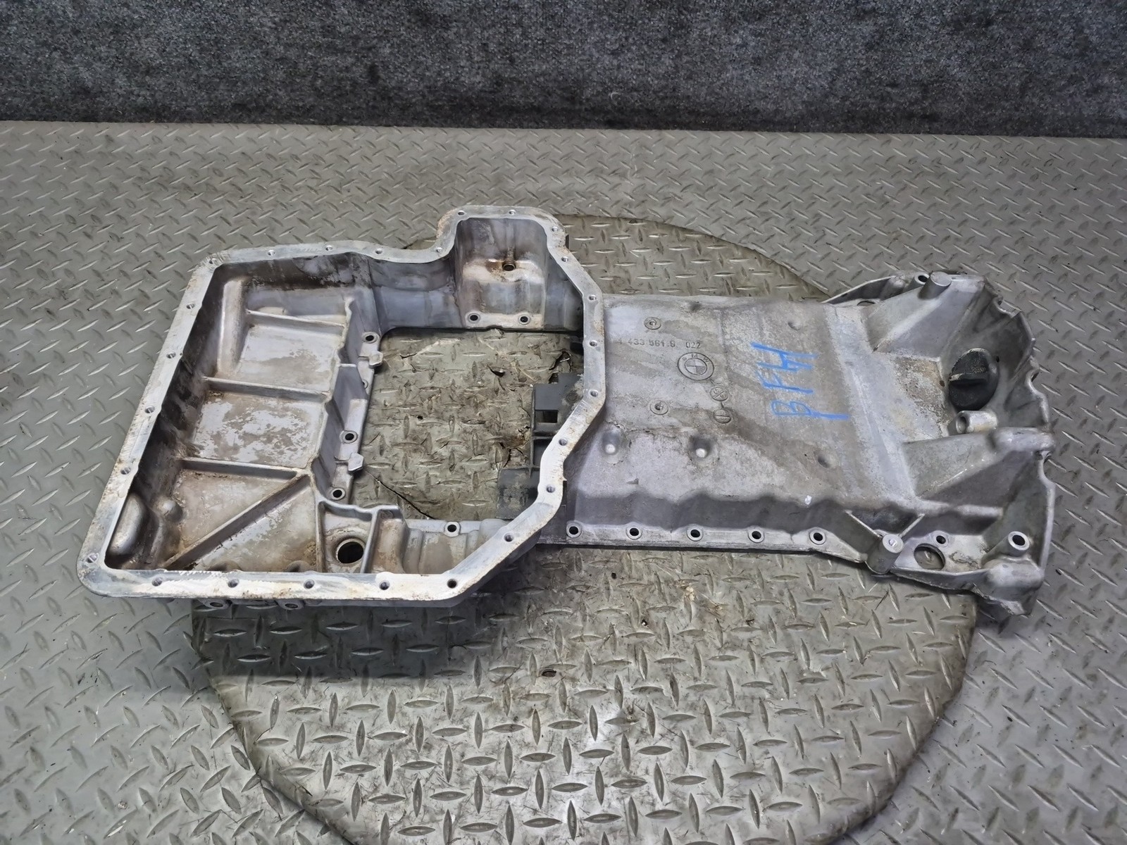 97-03 BMW E39 540i M62 ENGINE MOTOR UPPER OIL PAN 1433561 OEM