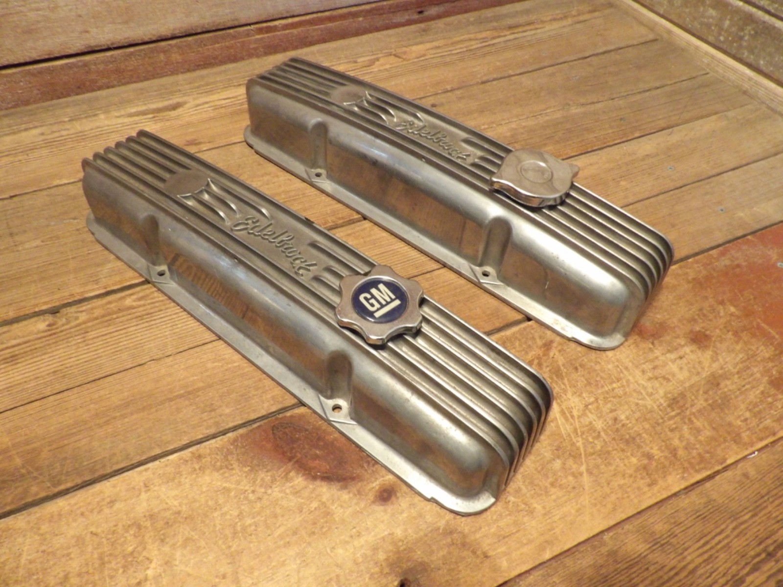 Vintage Edelbrock Curved Script Finned Valve Covers SBC Chevy Chevrolet