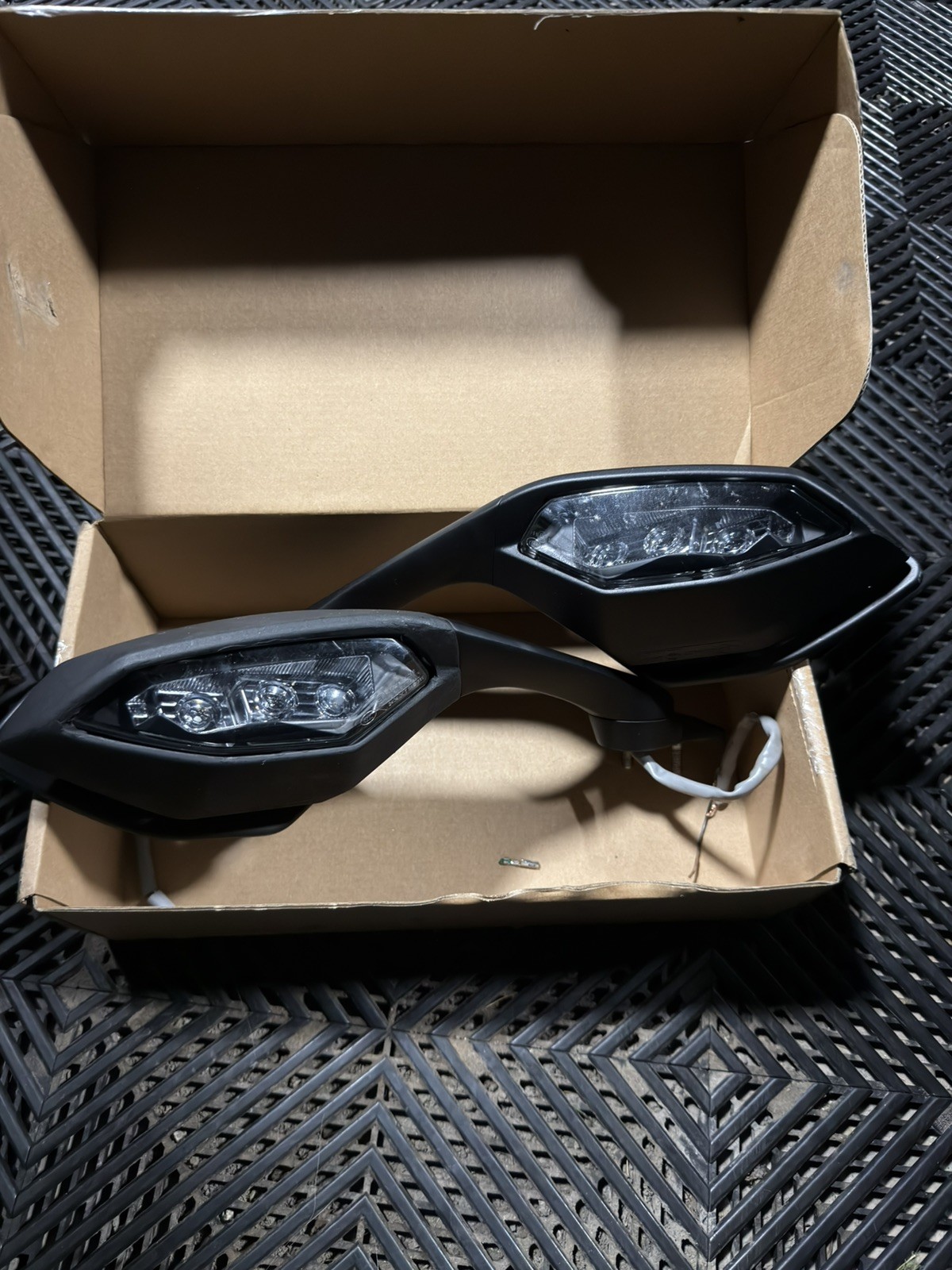 2020-2026 Yamaha R7,R6 and R1 OEM LED Turn signal mirrors (read description) 2020-2026 Yamaha R7,R6 and R1 OEM LED Turn signal mirrors (read description)