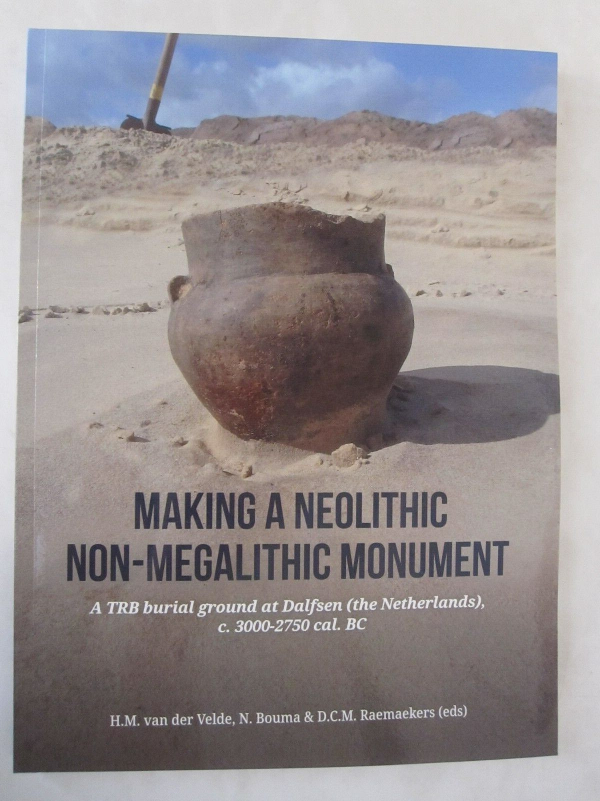 Making a Neolithic non-megalithic monument: A TRB burial ground at Dalfsen (the 