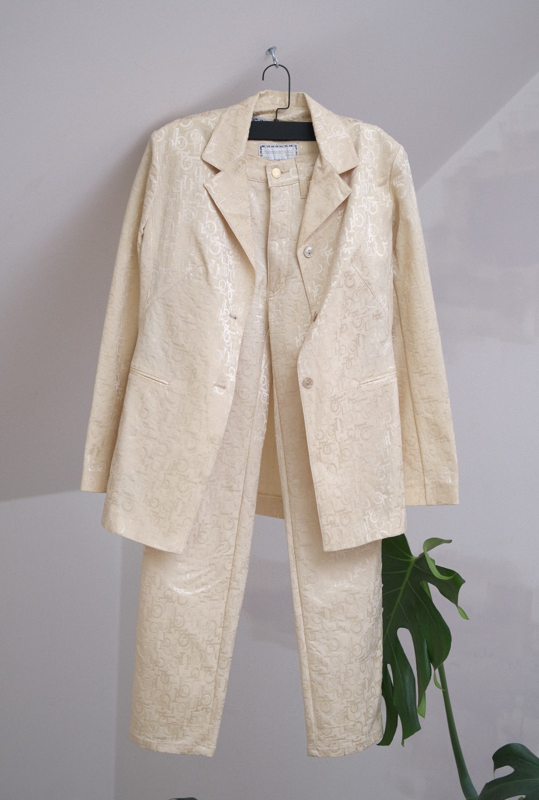 Rocco Barocco Luxury Vintage Wmns Beige Nylon Monogram Suit Sz 42 Made in Italy