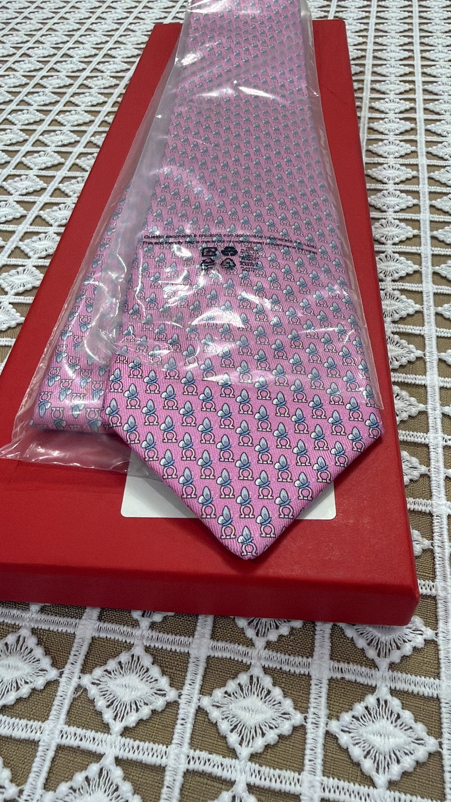 Ferragamo Men\'s Pink Gancini Butterfly Silk Neck Tie 59x3.25 Ferragamo Men\'s Pink Gancini Butterfly Silk Neck Tie 59x3.25