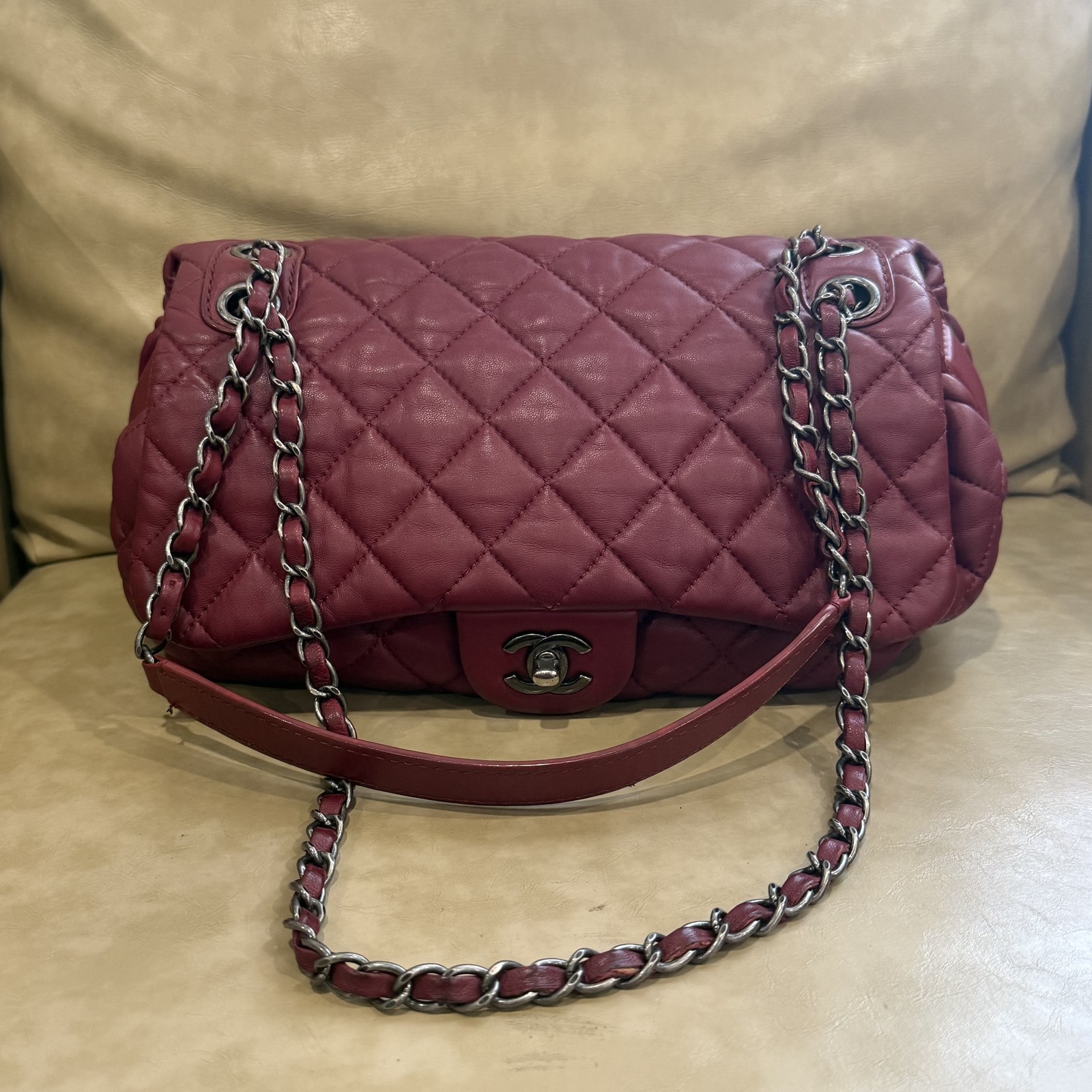 Chanel Easy Flap Maxi Lambskin burgundy, 28x16cm New Store Promo WYSIWYG