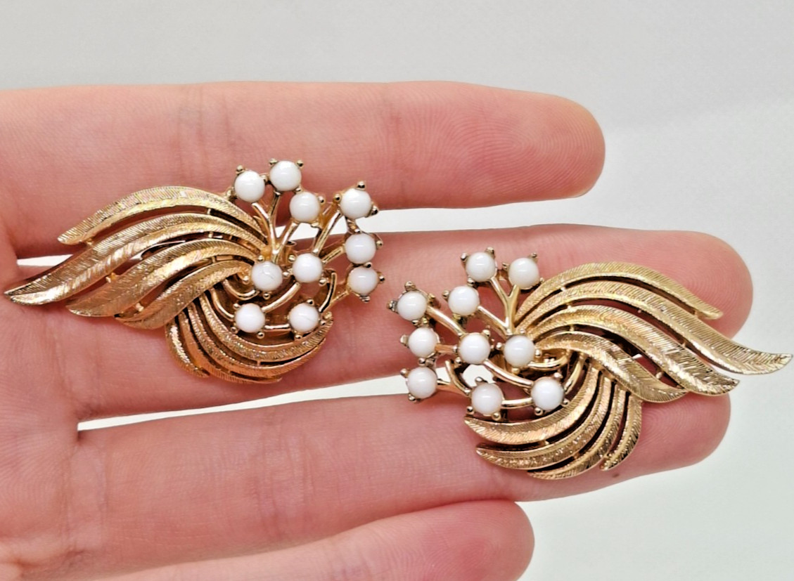 Vintage Crown Trifari Gold Tone White Faux Pearl Feather Spray Clip On Earrings