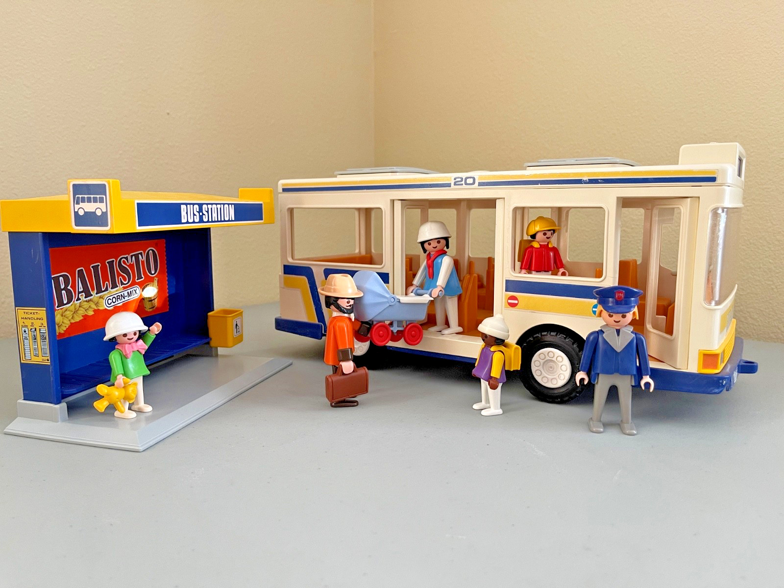 Vintage Playmobil 3782~City Bus Station Shelter~City Life 1988