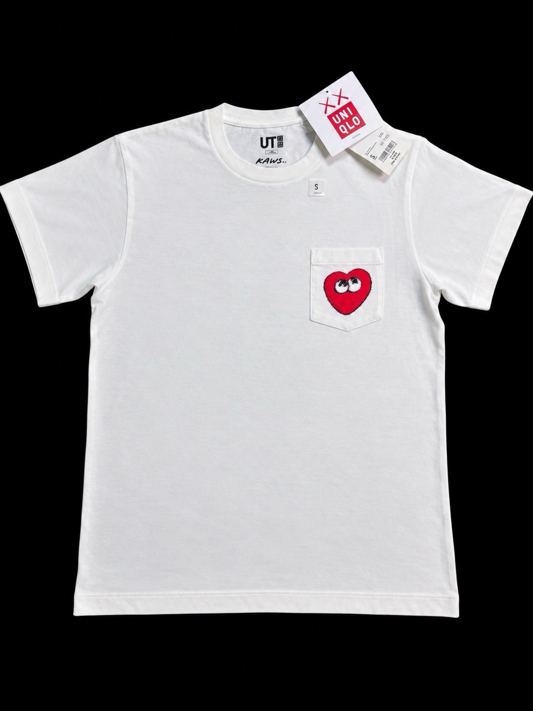 KAWS x UNIQLO SHORT SLEEVE GRAPHIC WHITE T-SHIRT (S) 00 WHITE RED HEART🔥RARE🔥 KAWS x UNIQLO SHORT SLEEVE GRAPHIC WHITE T-SHIRT (S) 00 WHITE RED HEART🔥RARE🔥