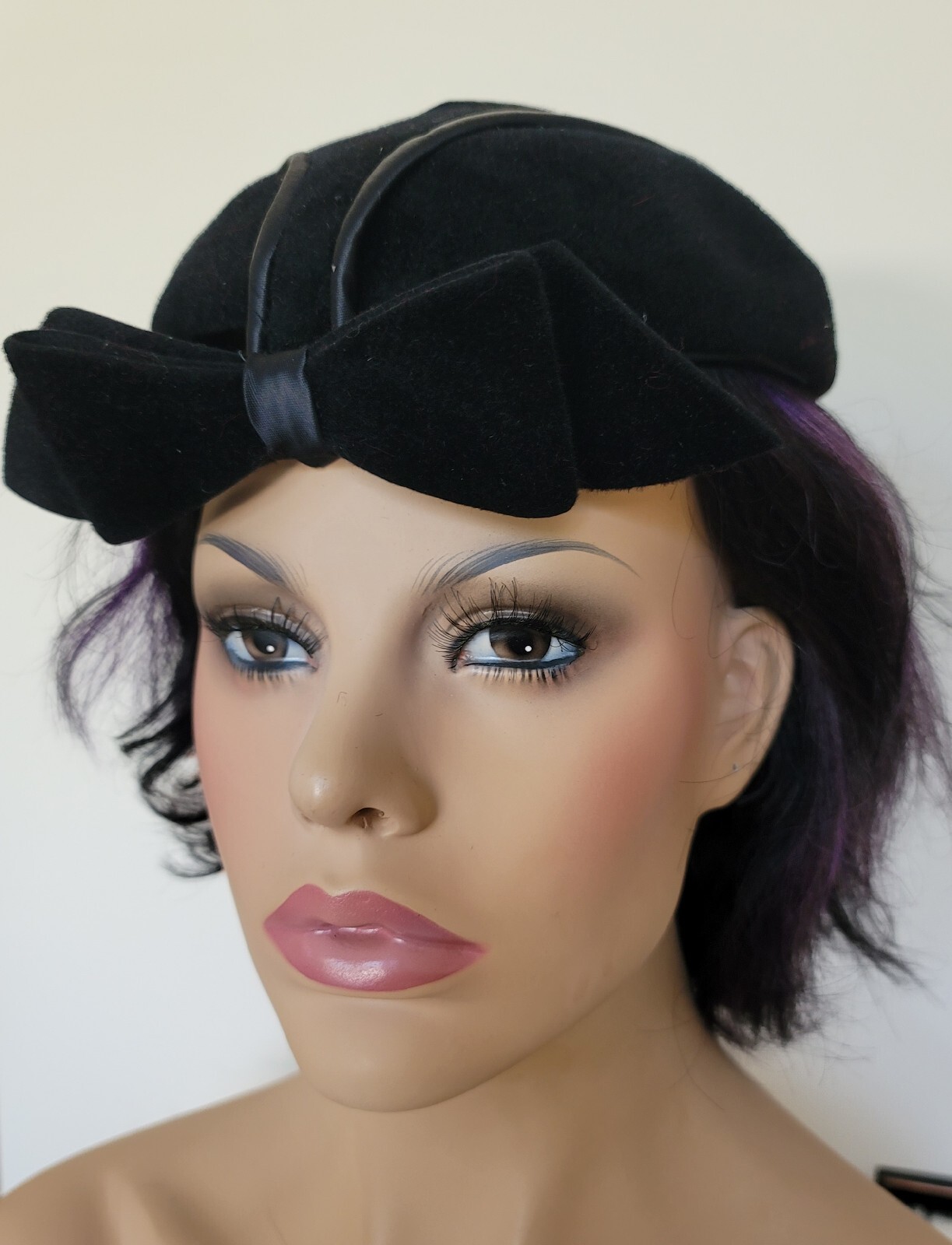 Vintage Velour 1930s Black French Pillbox Hat. Size Medium Vintage Velour 1930s Black French Pillbox Hat. Size Medium