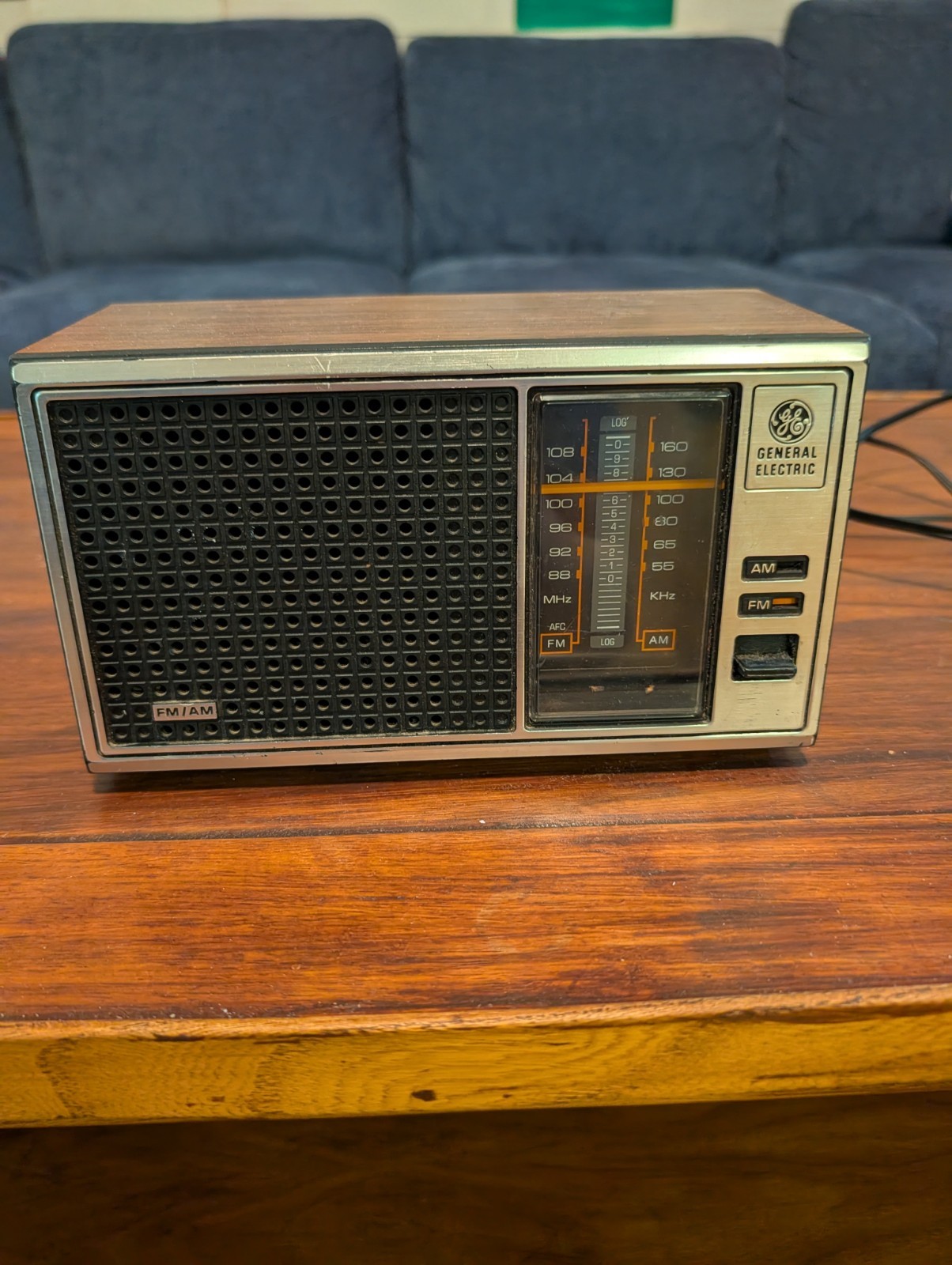 VTG Walnut Grain General Electric GE 7-4115B Table Top AM FM Radio - See video VTG Walnut Grain General Electric GE 7-4115B Table Top AM FM Radio - See video