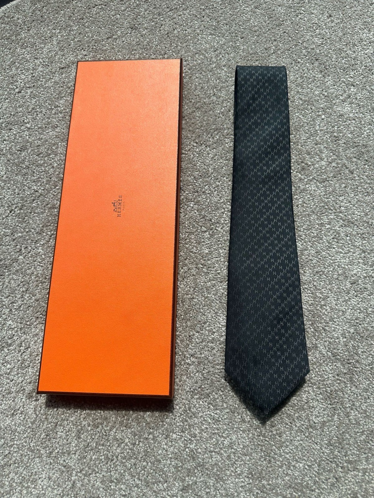 HERMES SILK TIE H FACONNEE BLACK NWT SHIPPING WORLDWIDE HERMES SILK TIE H FACONNEE BLACK NWT SHIPPING WORLDWIDE