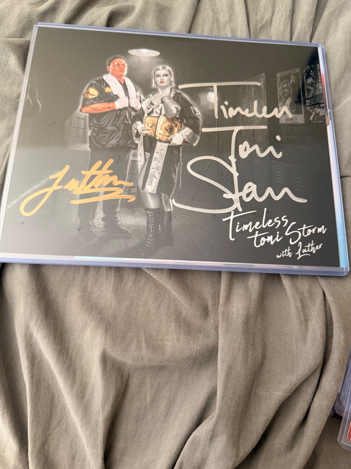 “TIMELESS” TONI STORM and LUTHER DUAL SIGNED 8x10 with coa “TIMELESS” TONI STORM and LUTHER DUAL SIGNED 8x10 with coa