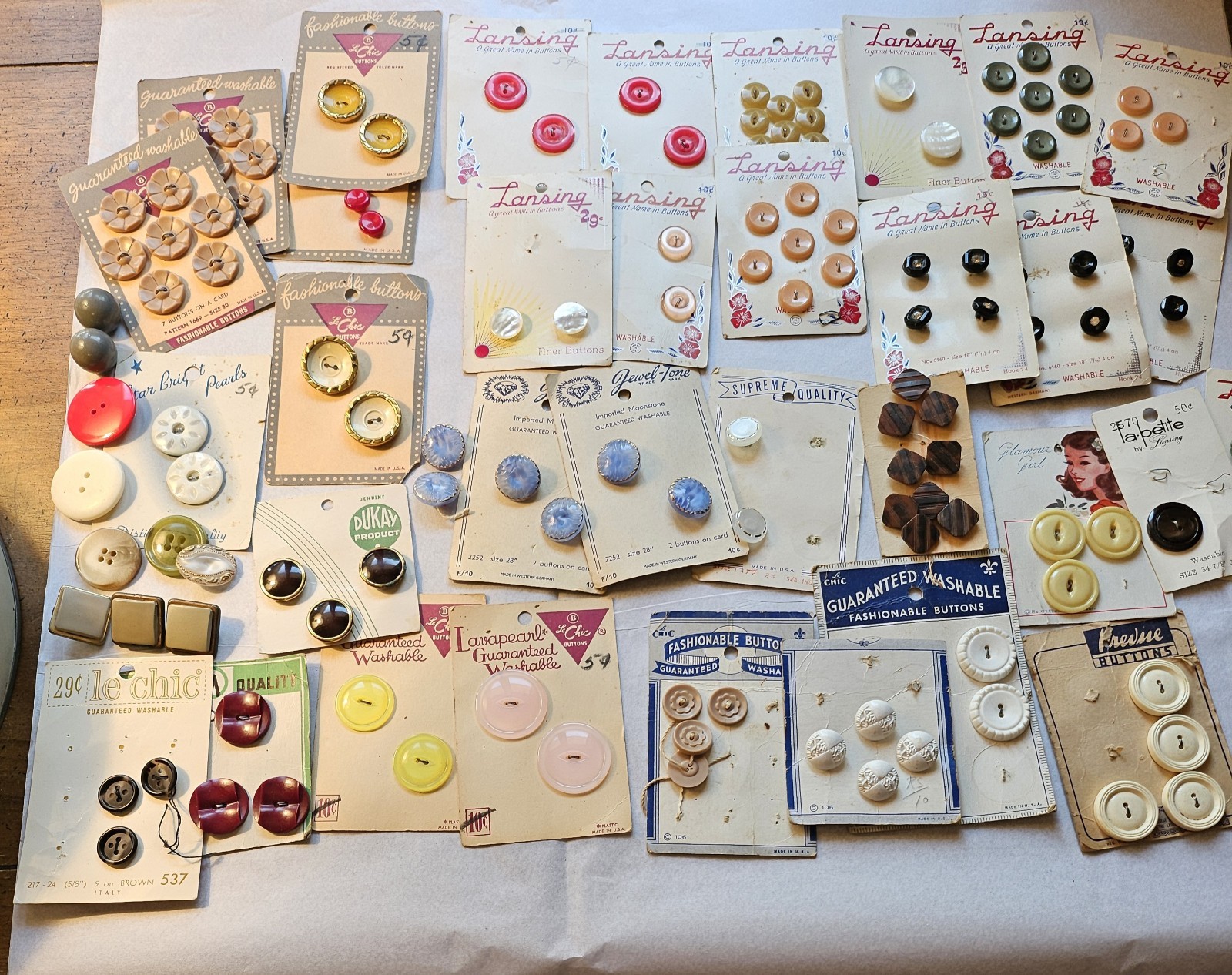 Lot 30+ Button Cards, Loose Buttons, Mrs Smith Floral Chocolate Tin Lot 30+ Button Cards, Loose Buttons, Mrs Smith Floral Chocolate Tin