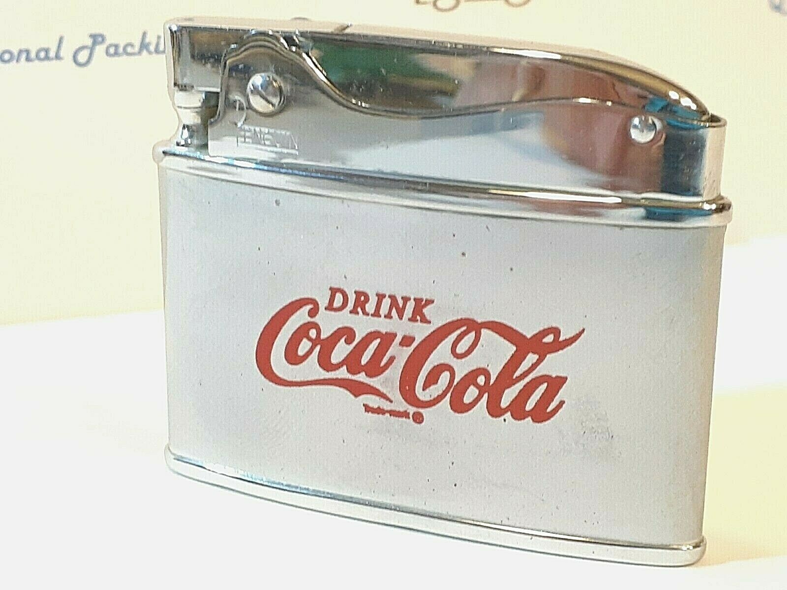 Vintage MIB NOS NEVER FIRED FLAT Drink COCA COLA Adv LIGHTER / VVHTF  [ 4610 ]