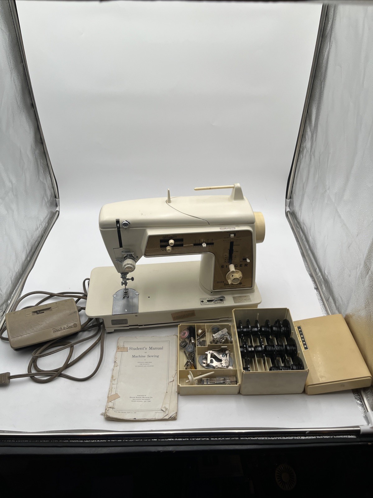 Vtg Singer Golden Touch & Sew Zig Zag Model 640 Sewing Machine Pedal & Extras Vtg Singer Golden Touch & Sew Zig Zag Model 640 Sewing Machine Pedal & Extras