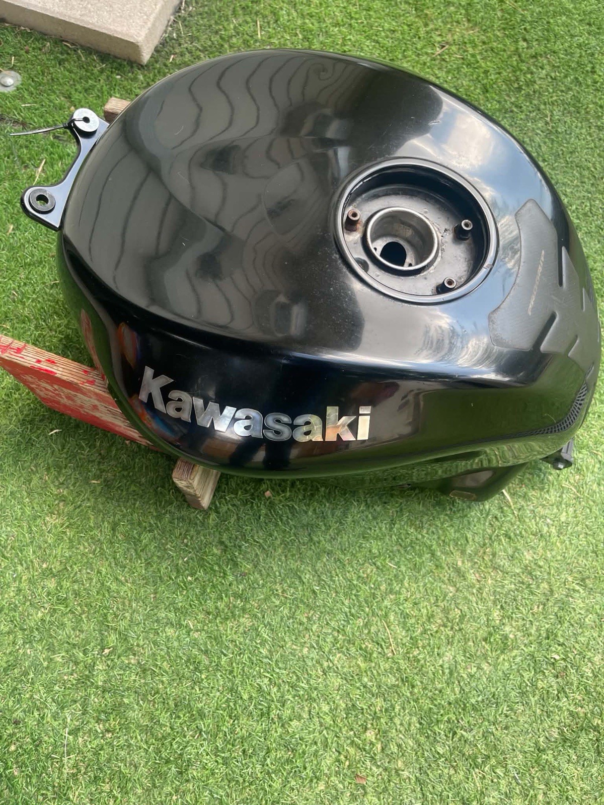 2006 2007 KAWASAKI NINJA ZX10R OEM GAS TANK FUEL CELL PETROL RESERVOIR RED 06 07