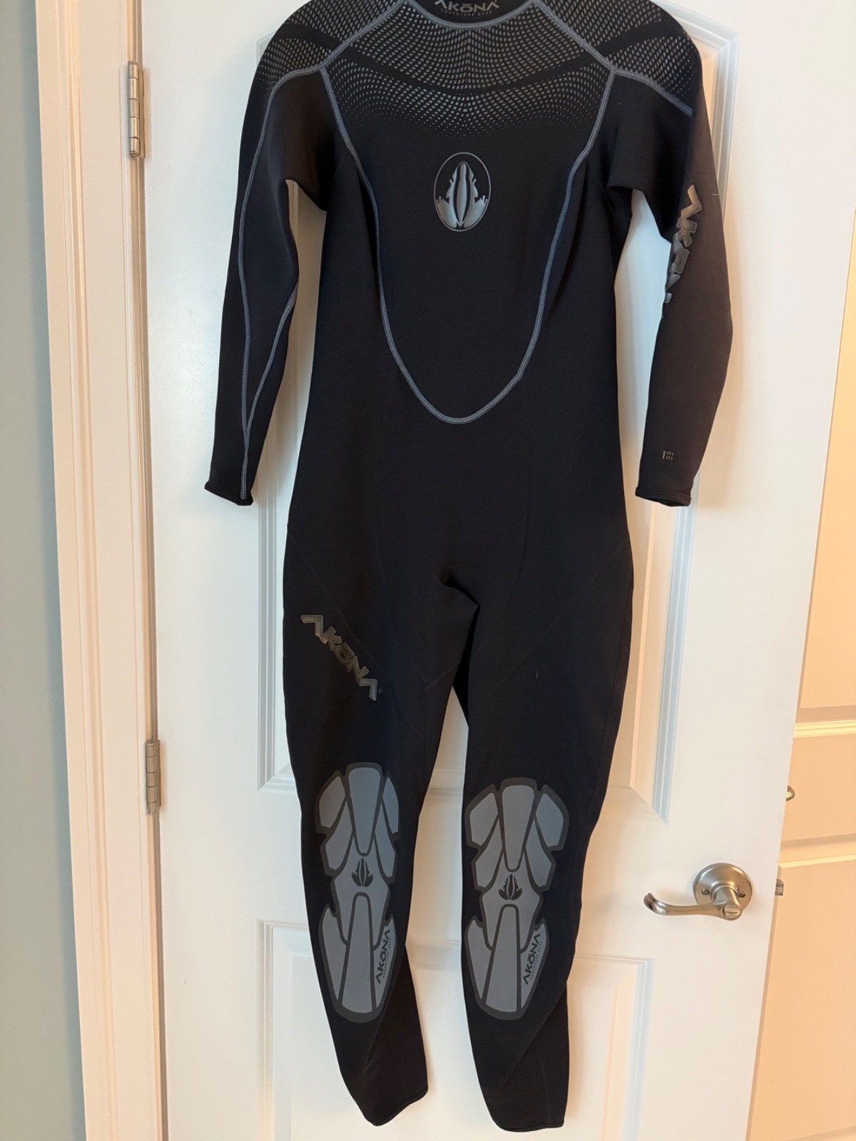 Akona Women\'s Wetsuit Size 7/8 Black Neoprene/Nylon Full Body Diving