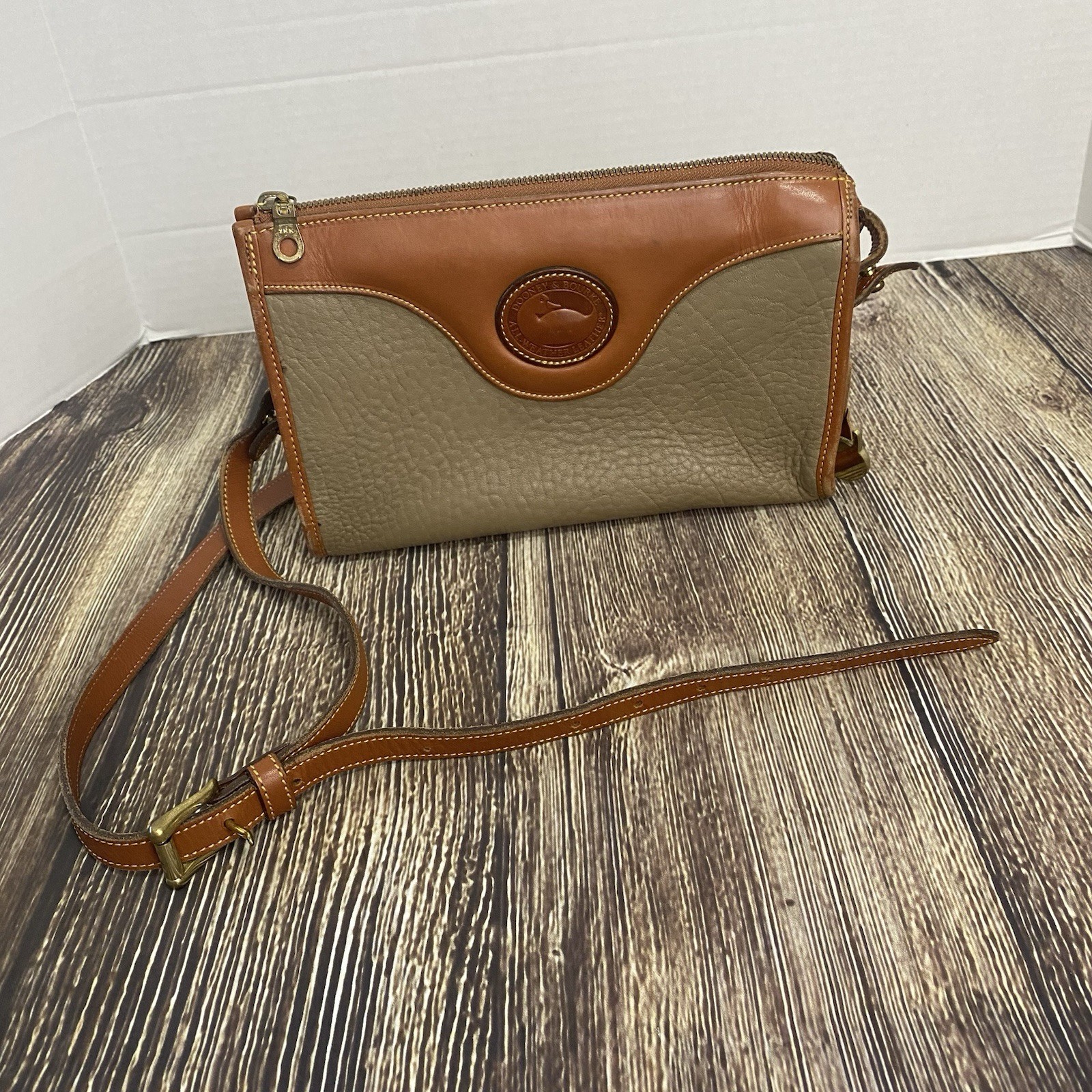 Vtg Dooney & Bourke AWL Crossbody Shoulder Bag Small Taupe/Brown Trim Zip Top