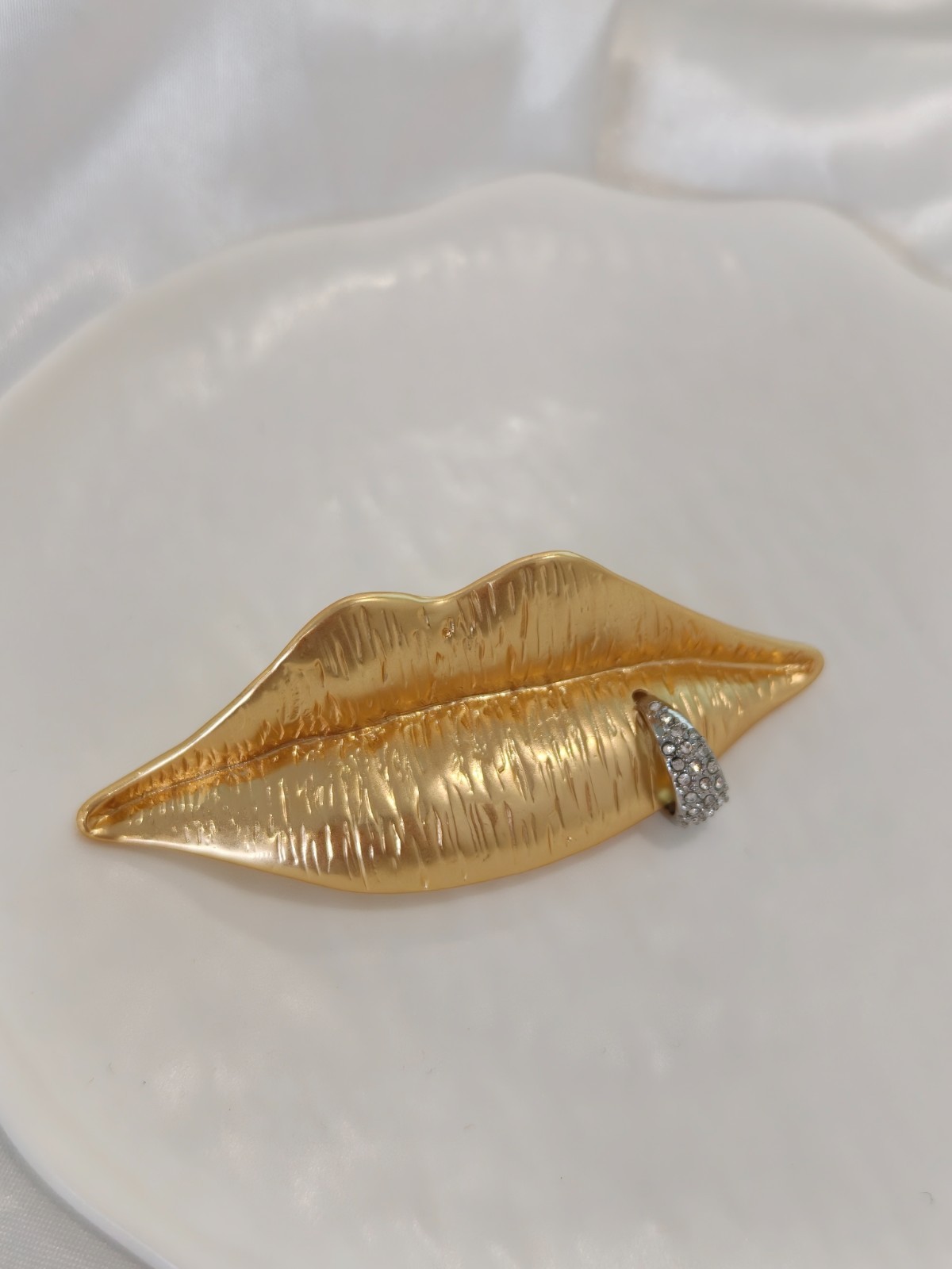 Schiaparelli Matte Gold Lips Brooch Crystal Ring Detail Surrealist Avant Garde 