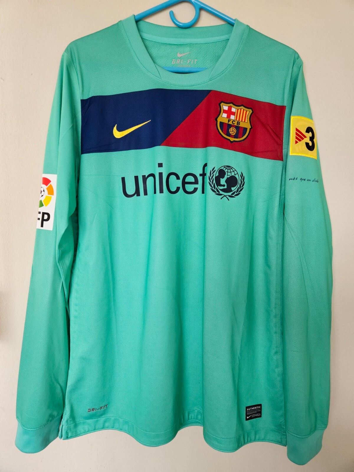 FC Barcelona - Maxwell - match worn shirt - La Liga Spain 2010-11 away model