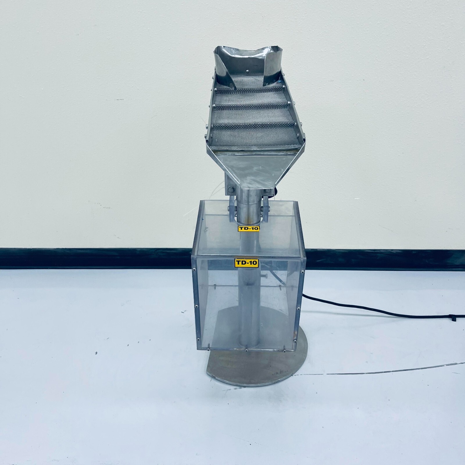 Syntron FMC F-TO1 Vibratory Magnetic Feeder w/ Vibra Drive Unit & FMC Controller