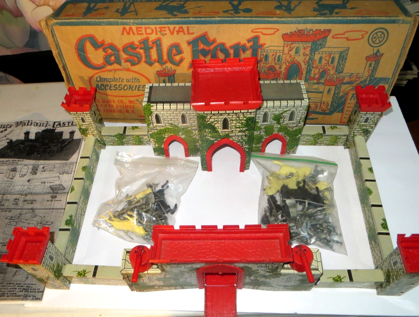 BOXED COMPLETE MARX MEDIEVAL CASTLE FORT PLAY SET 1954 KNIGHTS HORSES CANNONS