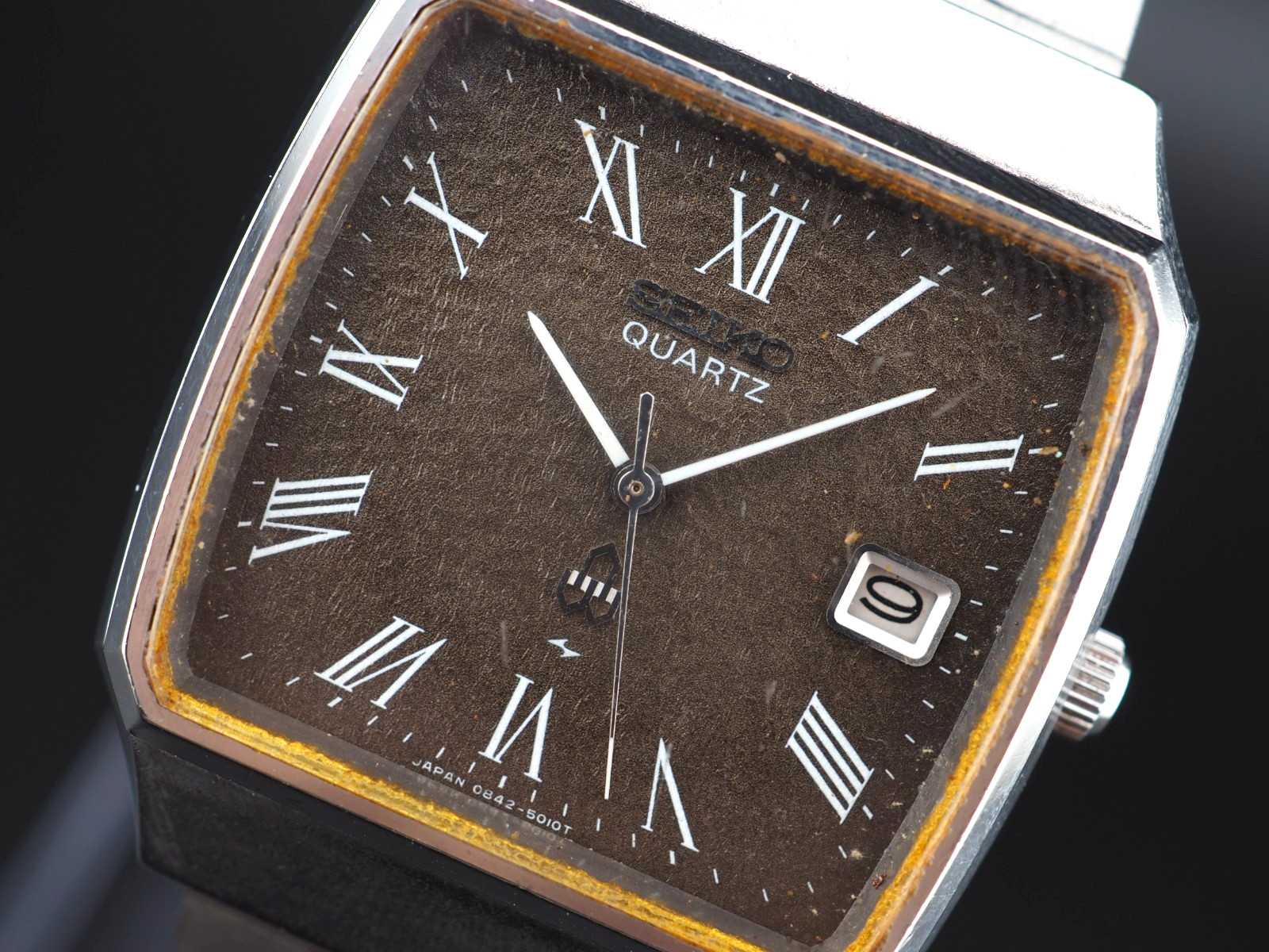 Vintage 1975 Seiko 0842-5010 Brown Roman Quartz Mens Watch JAPAN